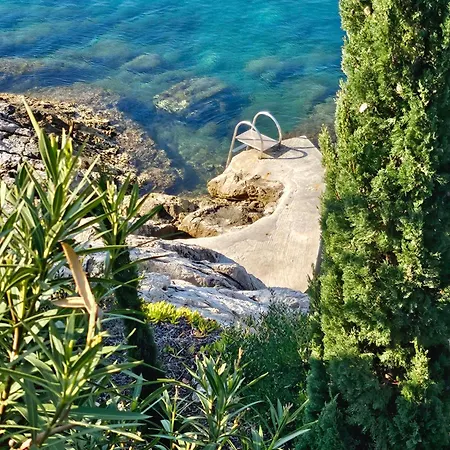 Moro: Beachfront Privacy Вилла Трстеник