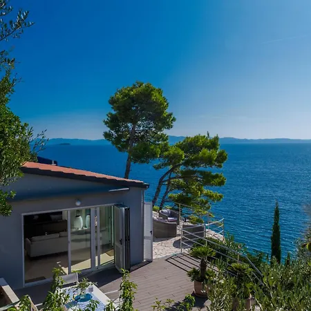Moro: Beachfront Privacy Вилла *