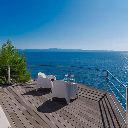 Moro: Beachfront Privacy Вилла