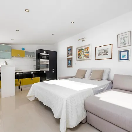 Villa Moro: Beachfront Privacy