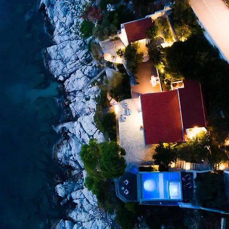 Moro: Beachfront Privacy Вилла *