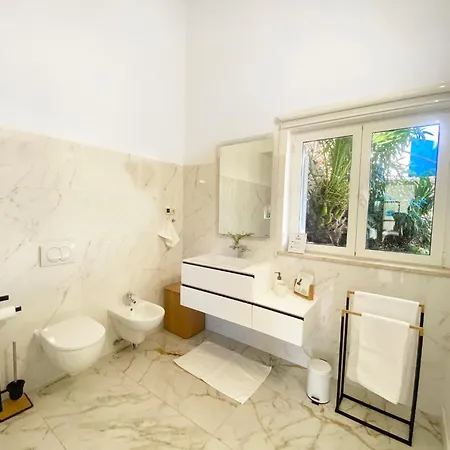 Villa Moro: Beachfront Privacy *