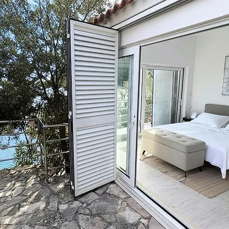 Villa Moro: Beachfront Privacy