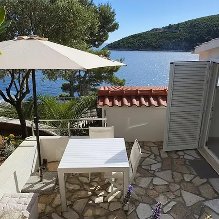 Moro: Beachfront Privacy *