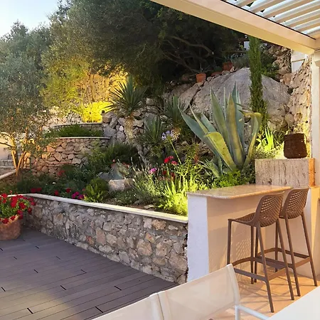 Moro: Beachfront Privacy Villa *