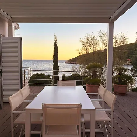 Moro: Beachfront Privacy