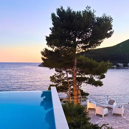 Moro: Beachfront Privacy Villa