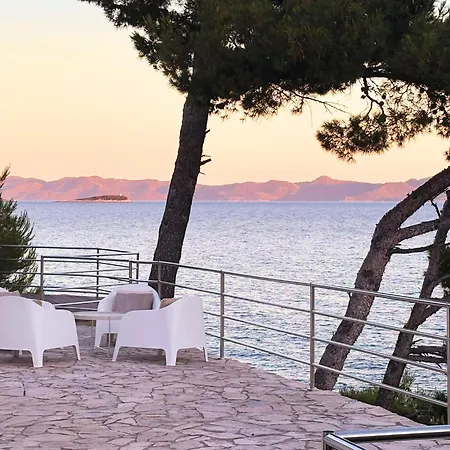 Villa Moro: Beachfront Privacy