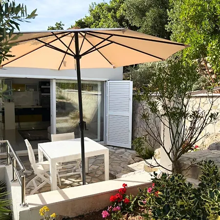 Moro: Beachfront Privacy Villa *