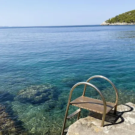 Villa Moro: Beachfront Privacy